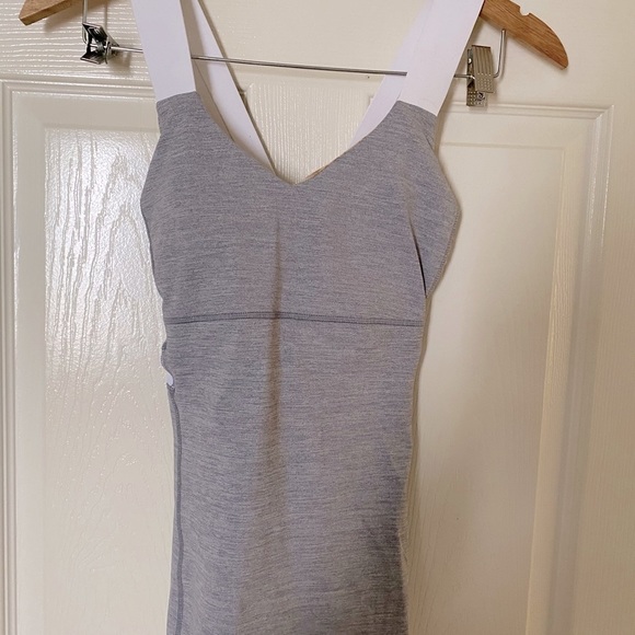🤍LULULEMON 🤍activewear top on great and white . Size medium . - Picture 10 of 11